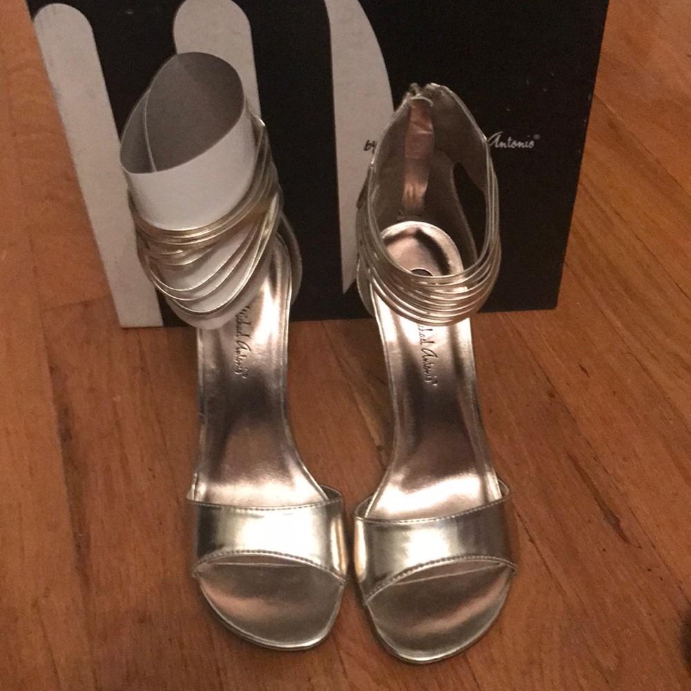 Brand new Michael Antonio gold pumps